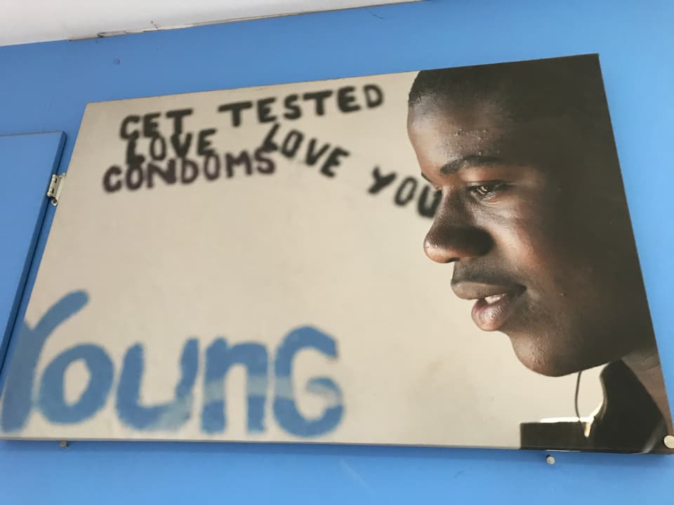 Ein Plakat mit der Aufschrift «Get Tested, Love Condoms, LoveYou»