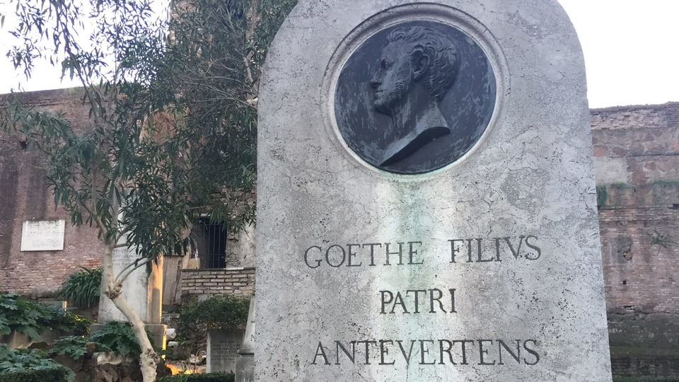 Grabstein mit lateinischer Inschrift und Porträt von Goethes Sohn in Bronze.