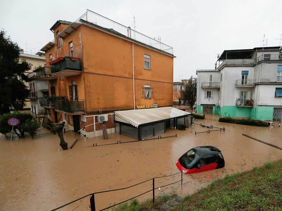 Ein Haus und ein Auto im Hochwasser in Rom
