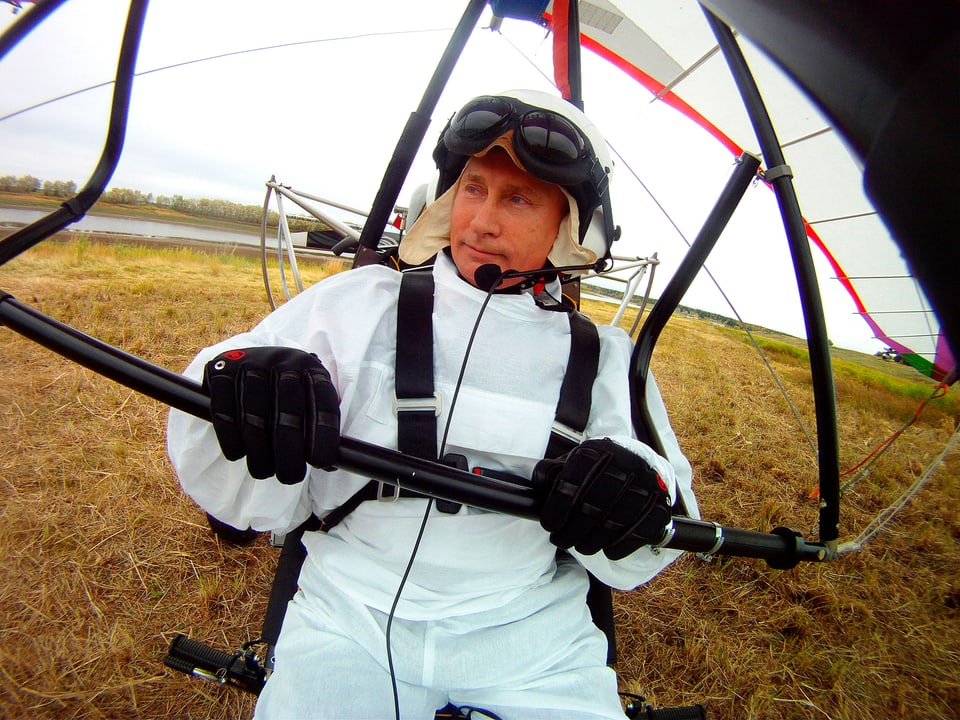 Putin mit Helm und Fliegeranzug in einem Deltasegler (5.9.12).