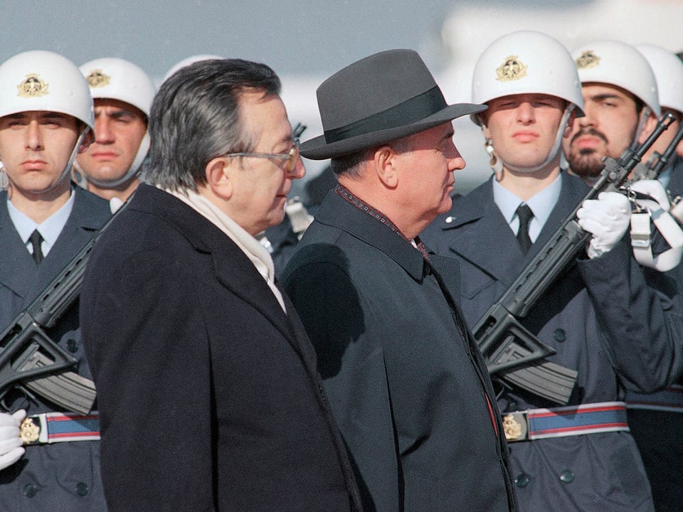 Andreotti und Gorbatschow schreiten in Rom die Ehrengarde ab