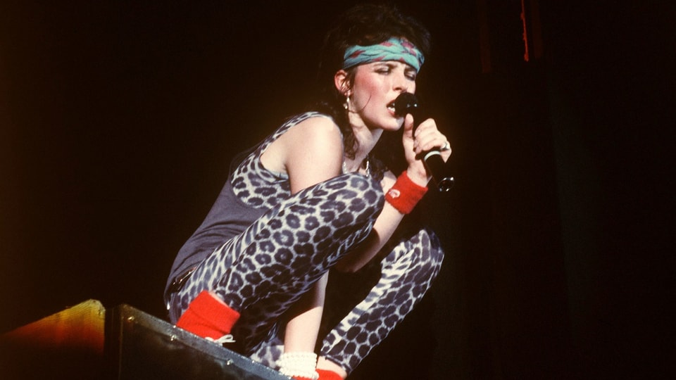 Sängerin Nena mit Leoparden-Leggins und Haarband bei einem Auftritt 1984.