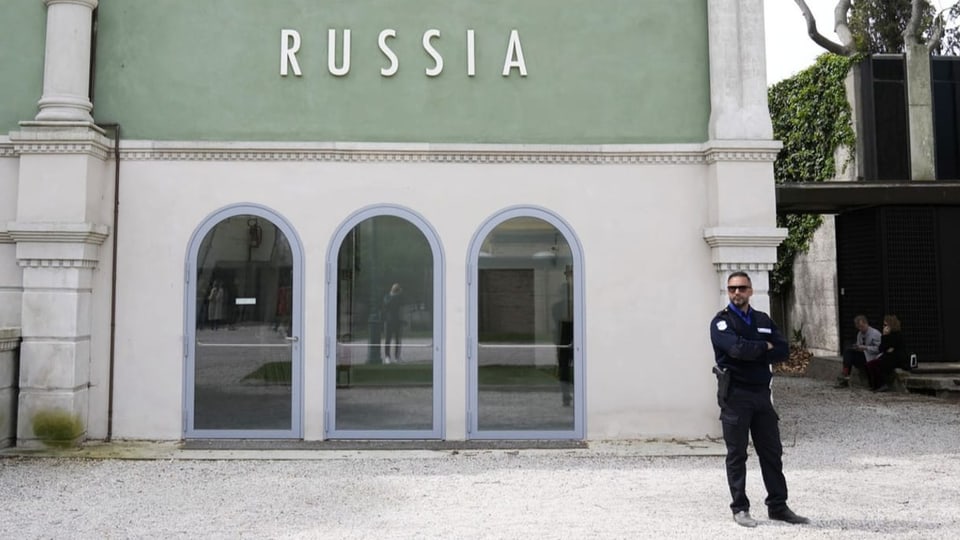 Ein Sicherheitsmann vor dem geschlossenen russischen Pavillon in Venedig.