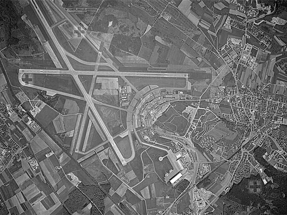 Luftaufnahme des Flugahfens Kloten mit dem Pistensystem von 1966