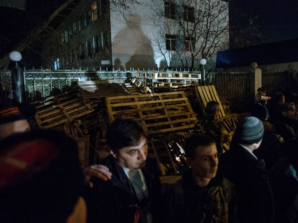 Menschen in der Nacht vor dem Eingang des Hauptquartiers der ukrainischen Flotte.