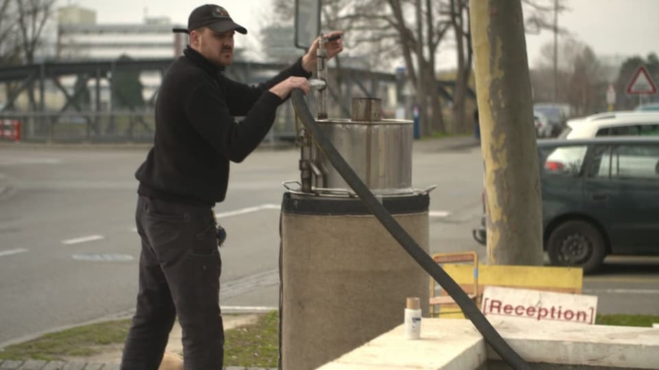 Mann am Brunnen