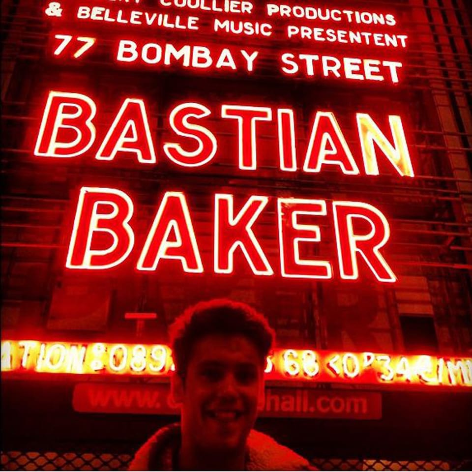 Bastian Baker vor dem «Olympia». Das Bild postete er in der Foto-Community Instagram. 