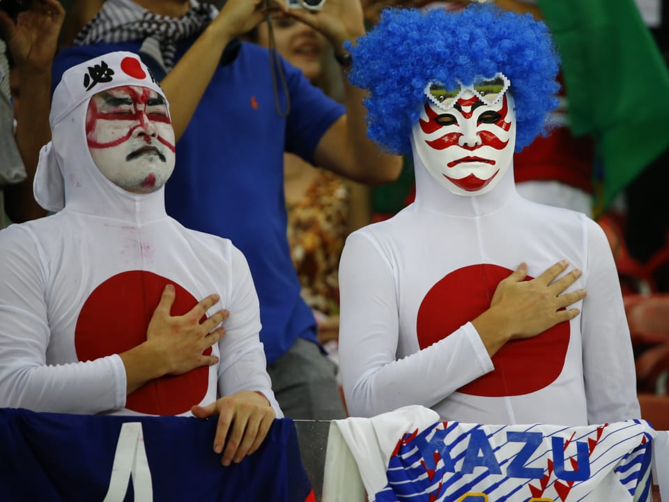 Zwei japanische Fans halten sich die Hand aufs Herz