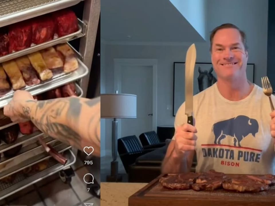 Influencer filmt sich wie er Fleisch isst