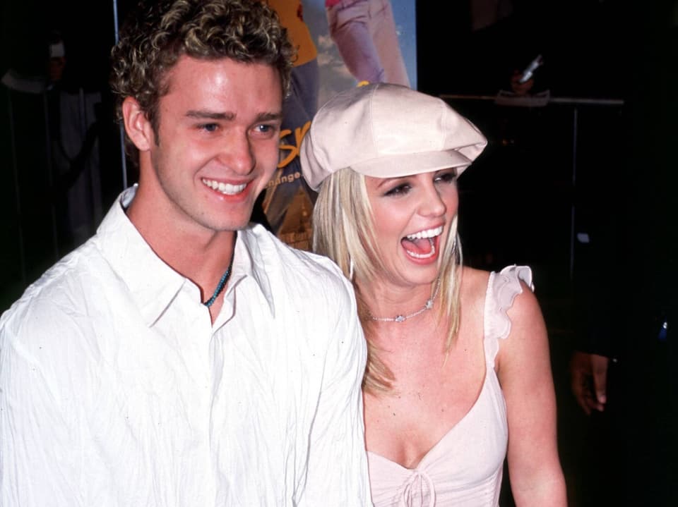Zwei lachende junge Menschen (Britney Spears und Justin Timberlake) mit hellen Tops vor einem Kinopkalt
