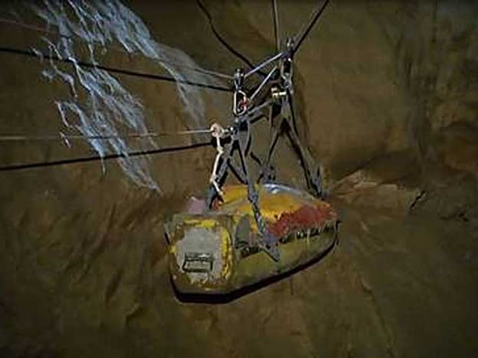 Der verletzte Höhlenforscher wird in einer Trage mit Seilzügen nach oben gezogen
