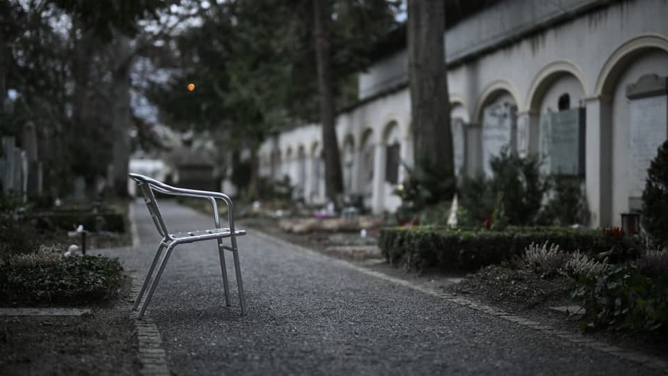 Ein leerer Stuhl auf einem Friedhof
