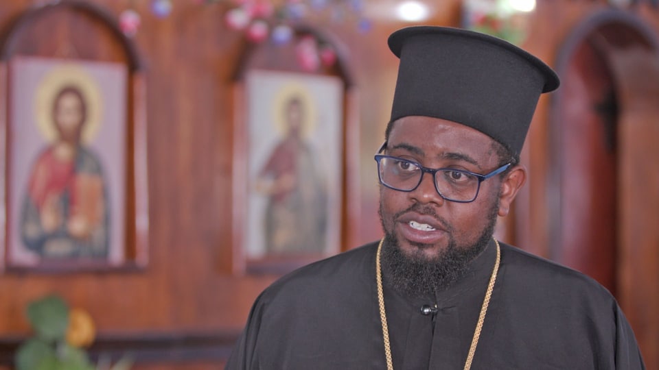 Bischof Paneretos von Nyeri trägt einen schwarzen Umhang. 