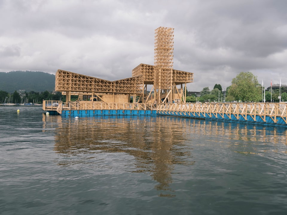 Ein Holzpavillon auf dem Zürichsee.