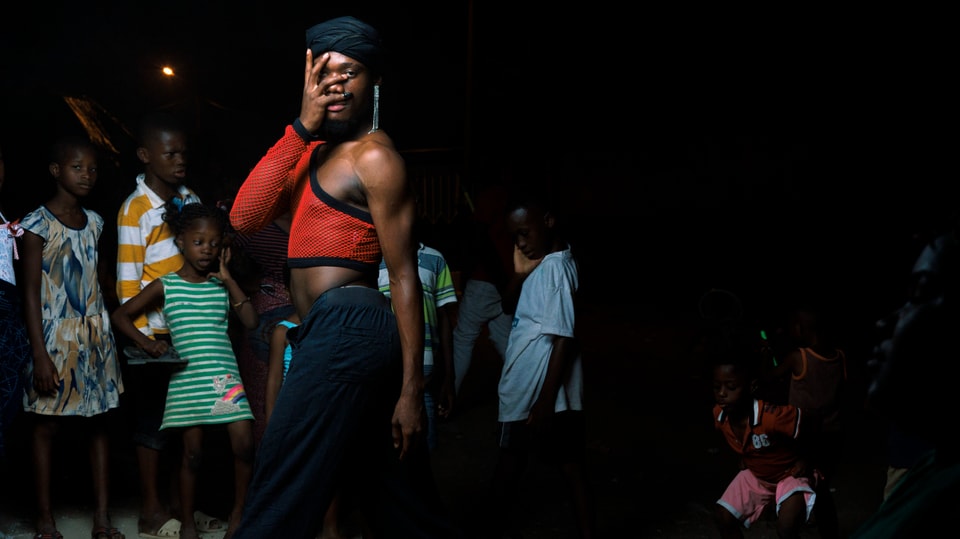 Tänzerinnen und Tänzer aus Abidjan Elfenbeinküste.