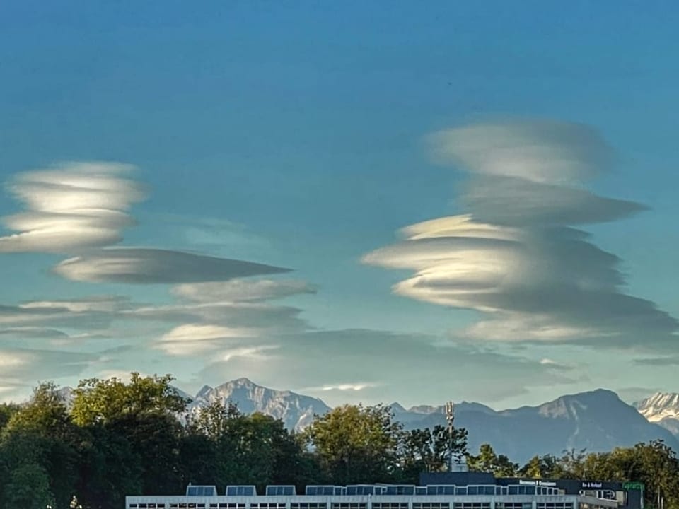 Steinhausen/ZG Linsenförmige Wolken über den Alpen.