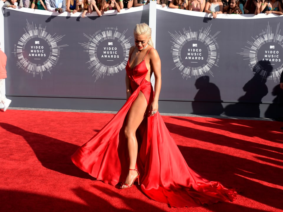 Rita Ora im roten Kleid auf dem roten Teppich der MTV VMAs