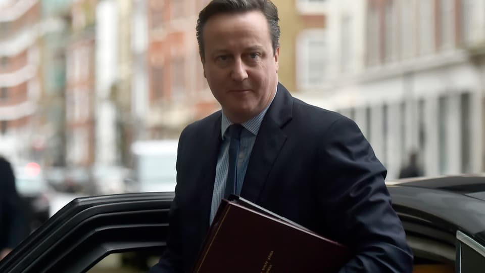 Der britische Premier David Cameron mit einer Mappe unter dem Arm.