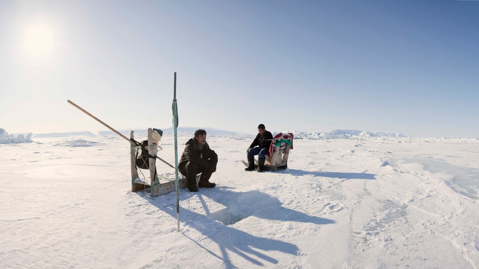Inuit beim Angeln im Eis