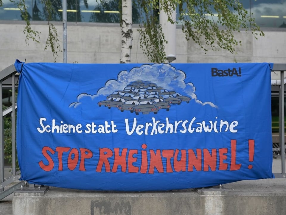 Plakat gegen den geplanten Rheintunnel in Basel.