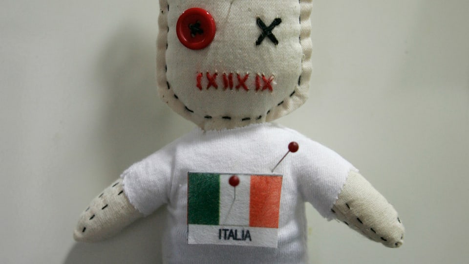 Voodoo-Puppe mit Italien-Fahne.