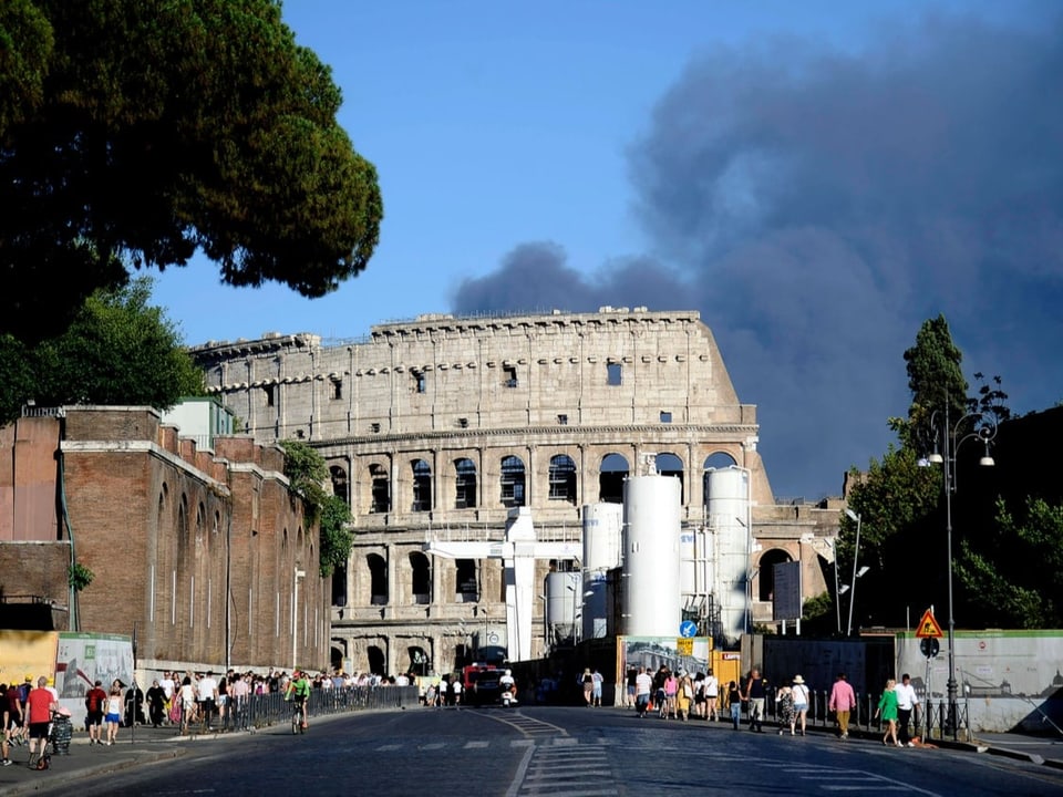 Aufnahmen des Kolloseums in Rom mit dicker Rauchwolke dahinter
