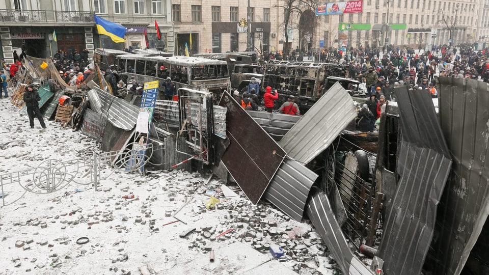 Demonstranten in Kiew hinter einem selbst gebastelten Schutzwall