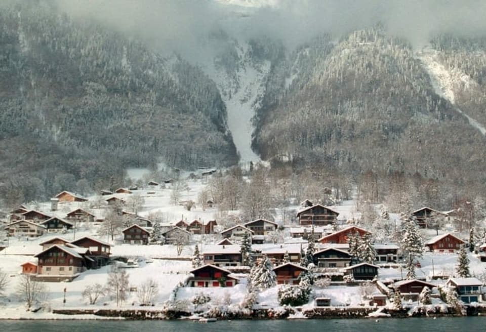 Sicht aufs eingeschneite Dorf.