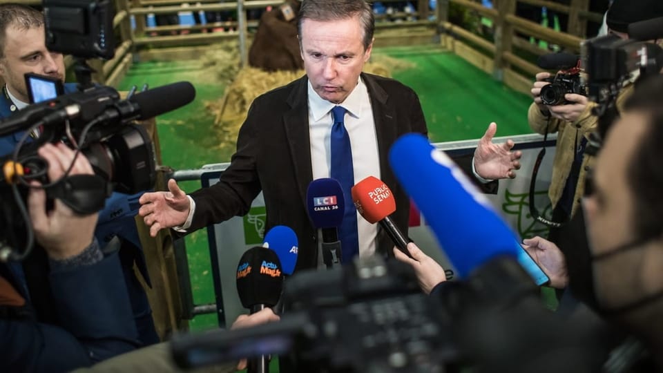 Nicolas Dupont-Aignan spricht vor Journalist:innen.