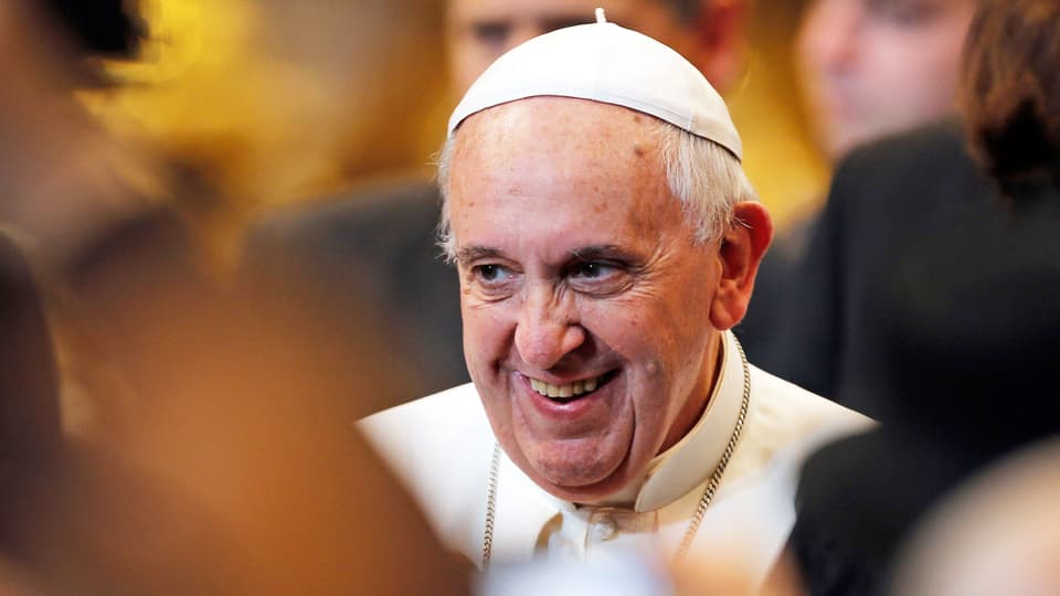 Der Papst lacht.
