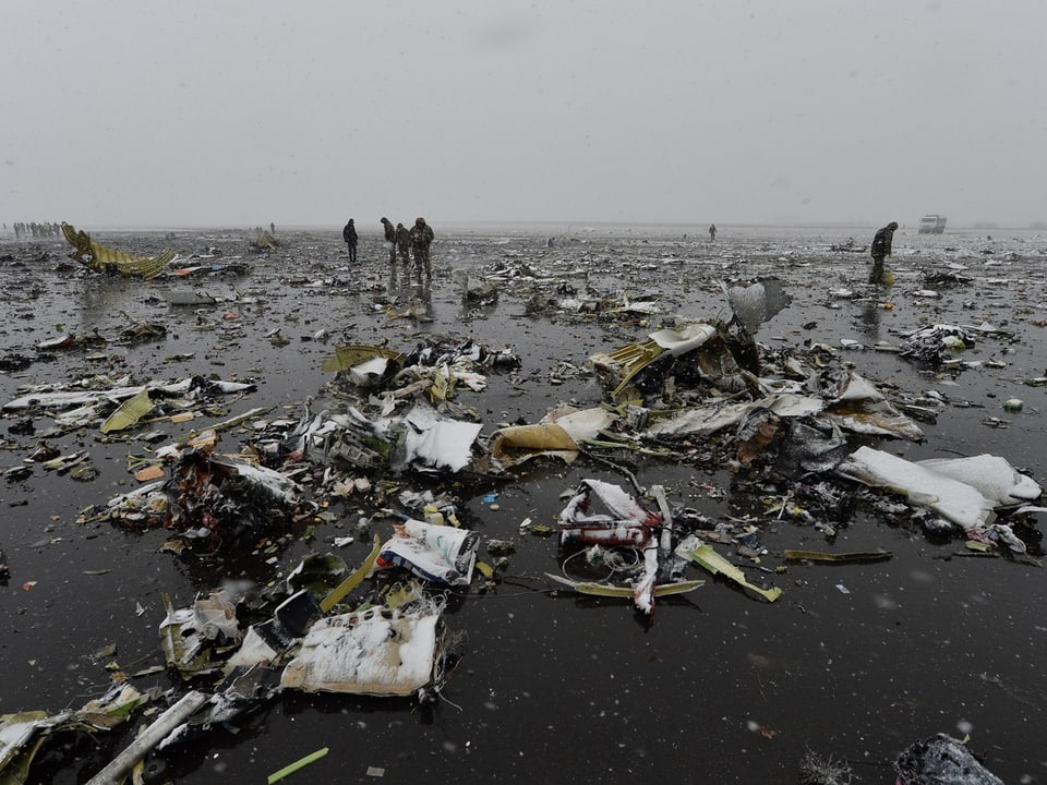 Trümmerteile nach Flugzeugabsturz. 