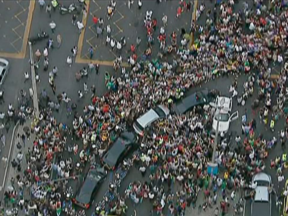 Luftaufnahme des Trosses mti dem Papst mitdden in einer Menschenmenge ohne jegliche Absperrung.