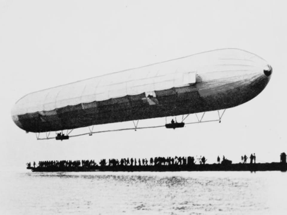 Schwarz-Weiss-Aufnahme des Starrluftschiffes «LZ 1» von Ferdinand Graf von Zeppelin
