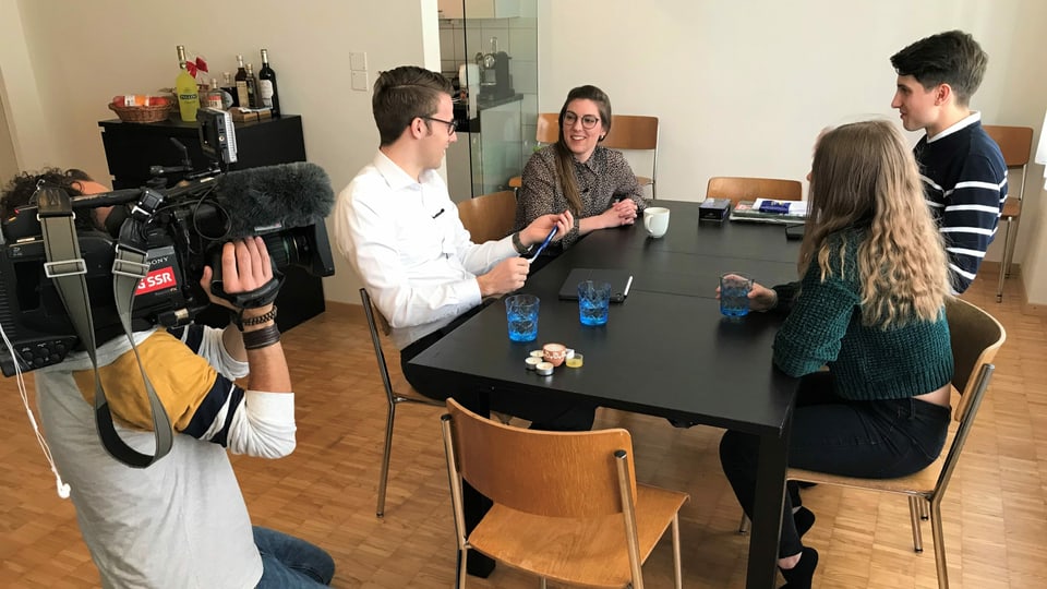 Hier lernen Laura und Linus Franziska Ryser (Grüne/SG) kennen.