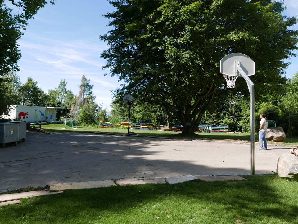 Sportplatz mit Basketball-Korb