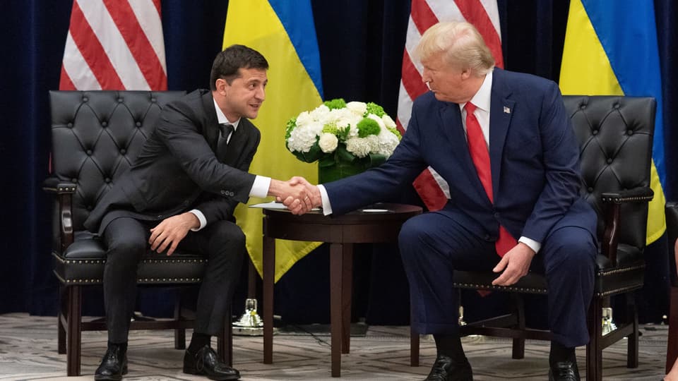 Wolodimir Selenski und Donald Trump geben sich die Hand.