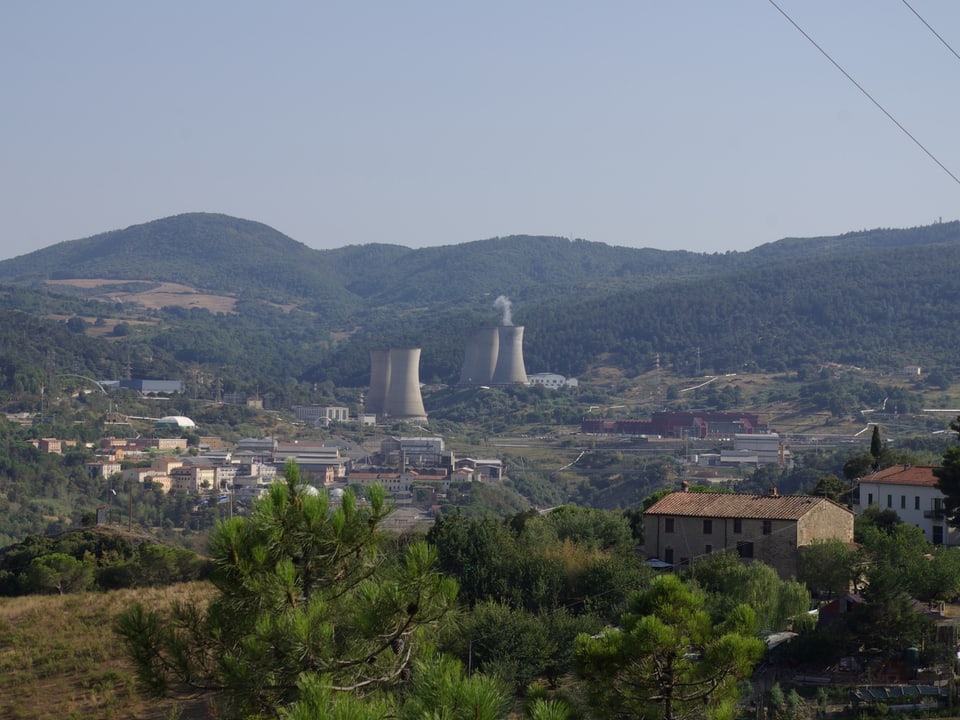 Die Kühltürme rings um Larderello gehören nicht zu AKWs, sondern zu Geothermie-Kraftwerken.