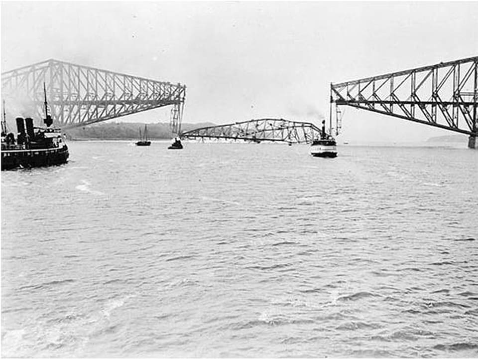 Ein beschädigter Teil der Québec-Brücke, die vor ihrer Einweihung im August 1919 zwei Mal einstürzte, auf einem Schwarzweiss-Foto.