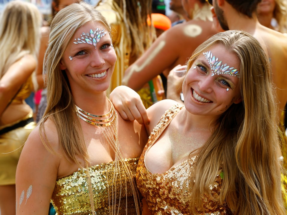 Zwei junge Frauen in goldenen Kleidern