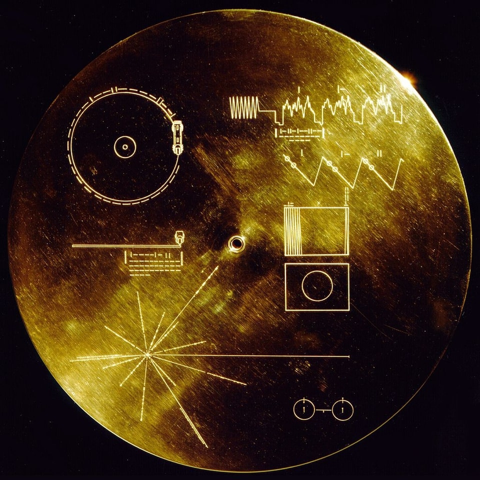 Goldene Schallplatte mit eingravierten Mustern.