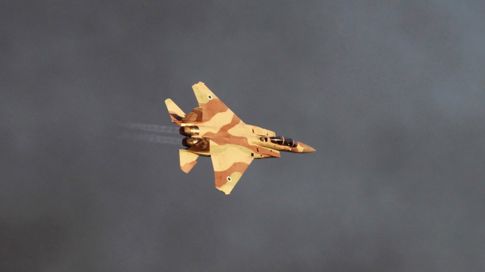 Israelischer Kampfjet fliegt Kurve
