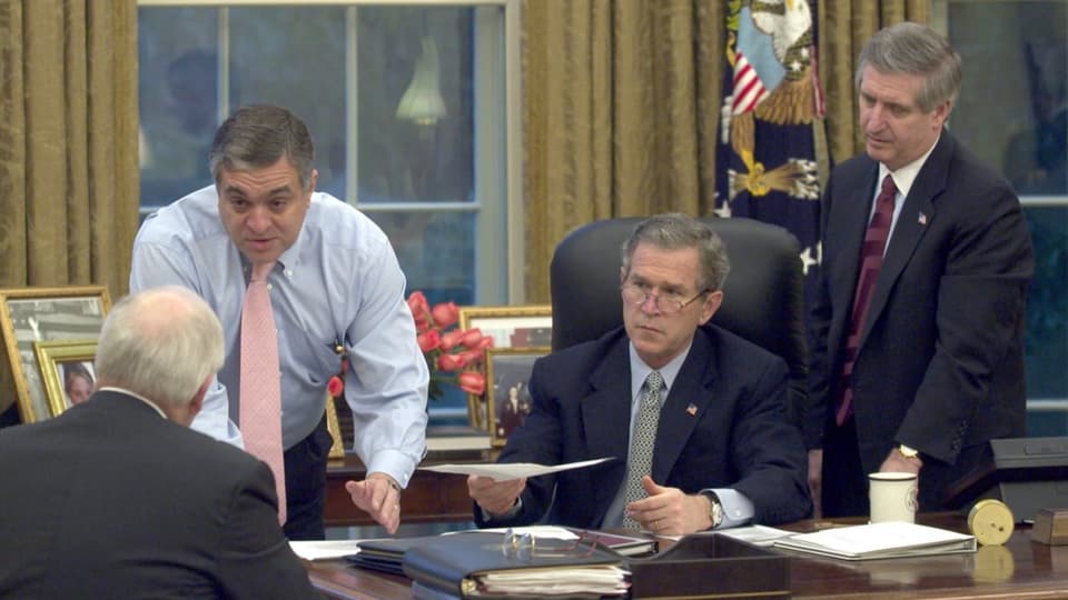 US-Präsident George W. Bush mit seinem Stab im Weissen Haus.
