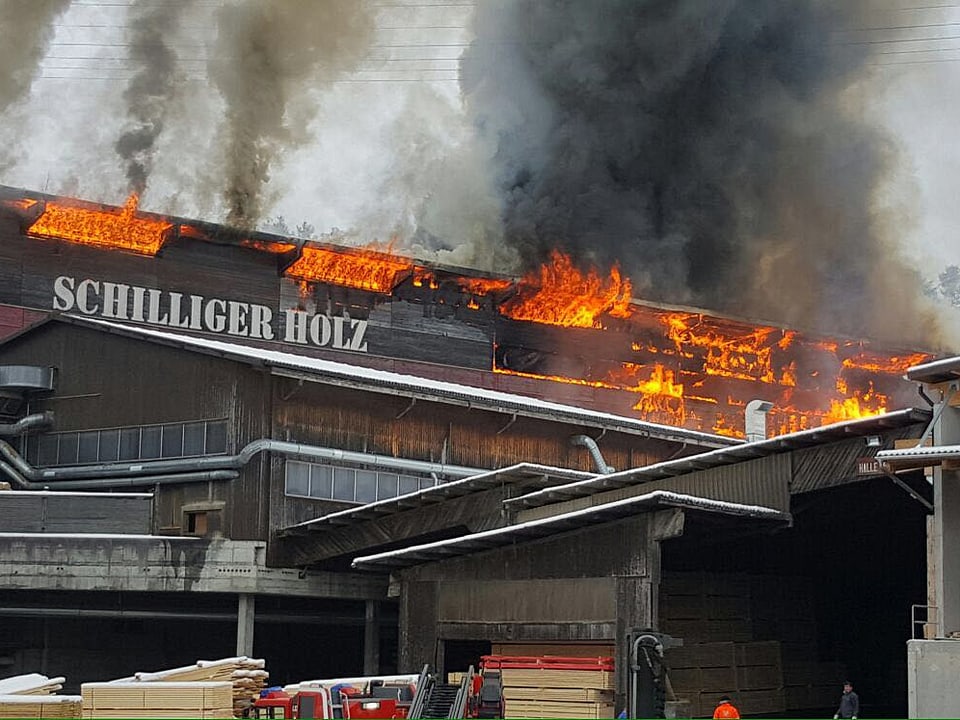 Ein Gebäude der Schilliger Holz AG stehen in Flammen.