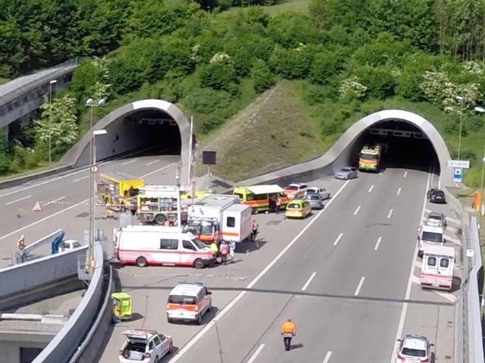 Einsatzfahrzeuge der Sicherheitskräfte vor dem Tunnelportal