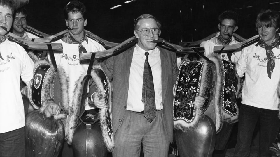 Christoph Blocher mit Trychlern auf einer Veranstaltung gegen den EWR-Beitritt 1992.