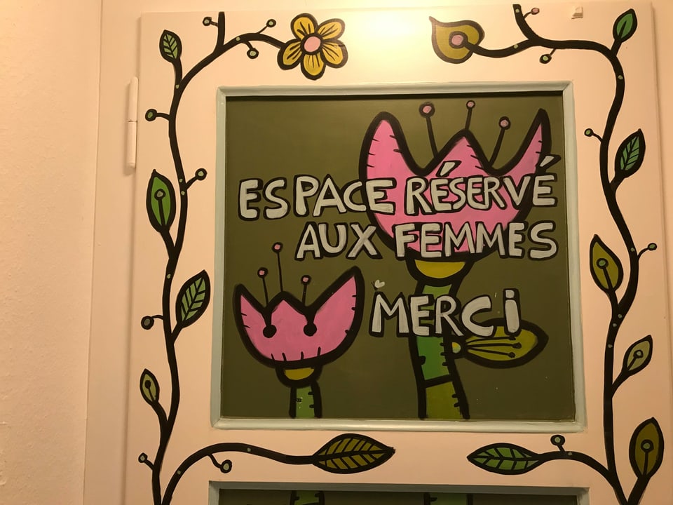 Türe auf der steht: espace réservé aux femmes. Merci