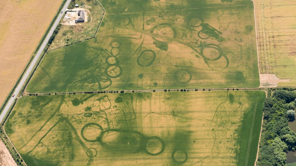 Ein Feld fotografiert aus der Luft mit Kreisen