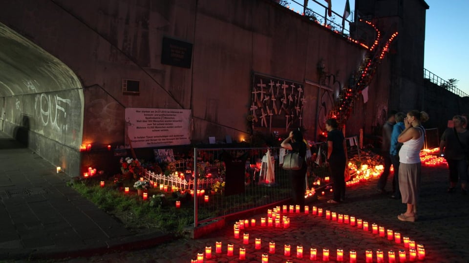 Kerzen in Herzform aufgestellt brennen an der Gedenkstätte für die Loveparade-Opfer.
