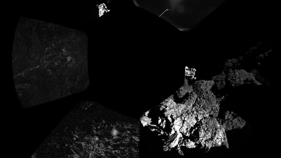 Panoramabild von Philae: Ein dunkler Fleck zeigt den Lander. Daneben sind die Füsse von Philae und der Komet von Philae zu sehen.
