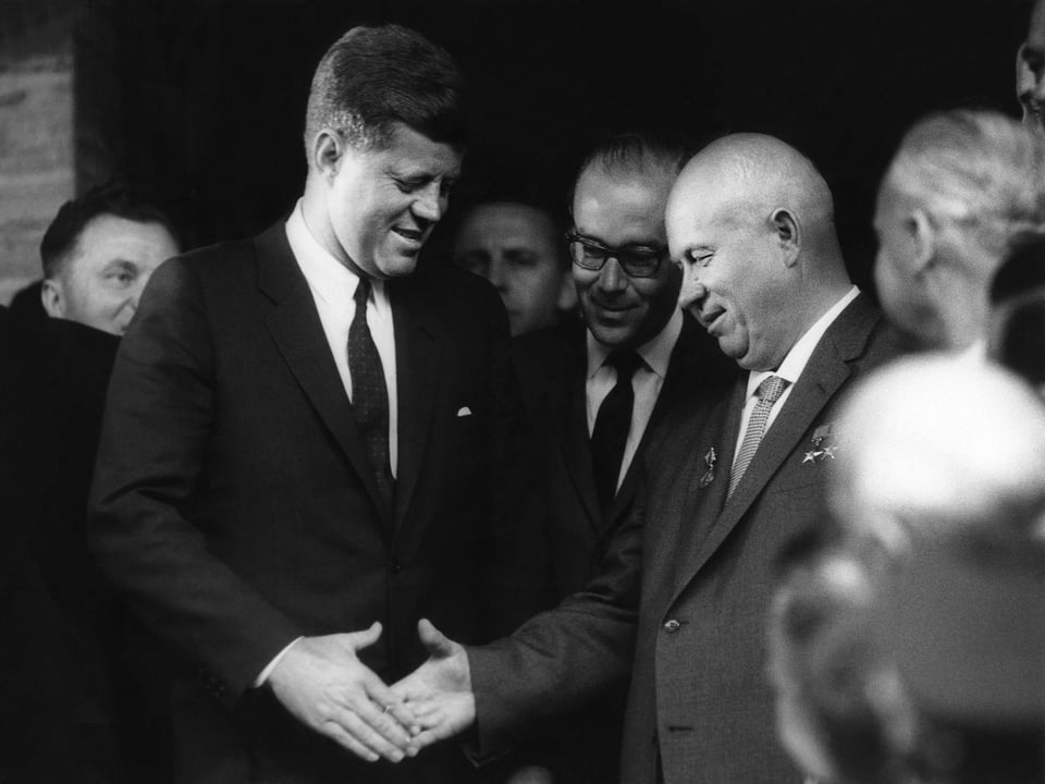 John F. Kennedy reicht dem Premierminister der Sowjetunion, Nikita Chrustschow, die Hand.